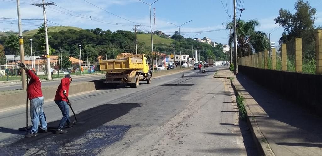 prefeiturajf's tweet photo. #Sextou com tapa-buracos! 🛣️
Nesta manhã, as equipes da PJF deram continuidade à operação com serviço na Avenida JK.
✅ Quer conferir mais ações do #ProgramaBoniteza hoje? Vem comigo e segue o fio! https://t.co/fZRewRKSGW