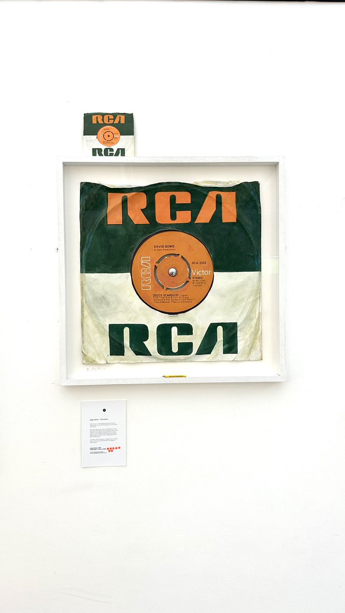 SuperSizeArt's tweet photo. And so Aladdin Sane is 50. Hereโs my painting of The Jean Genie which @sonymusic now own. The B-Side, weirdly was Ziggy Stardust which is still on display at my #SohoRocks show. @DavidBowieReal
Note that the back of the sleeve is painted. https://t.co/9oYxW5DlQC