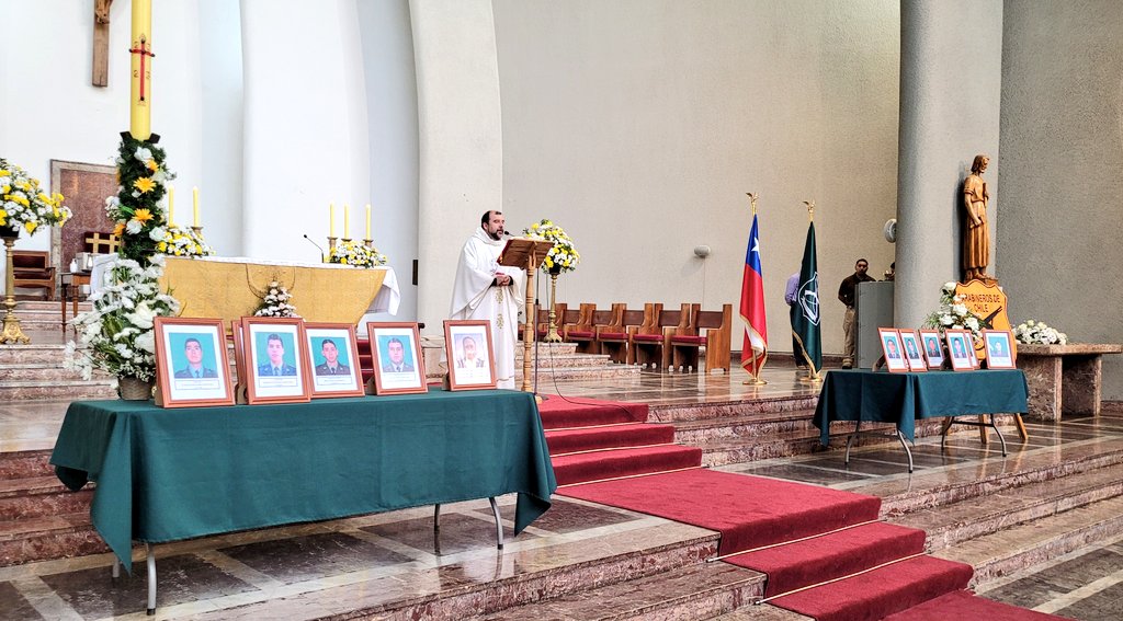 CarabNuble's tweet image. En este mes del 96° aniversario institucional,  recordamos a nuestros mártires con una liturgia en la Catedral de #Chillán, acompañados de sus familiares, donde honramos su memoria y su sacrificio en el cumplimiento del deber.
#OrdenyPatria
