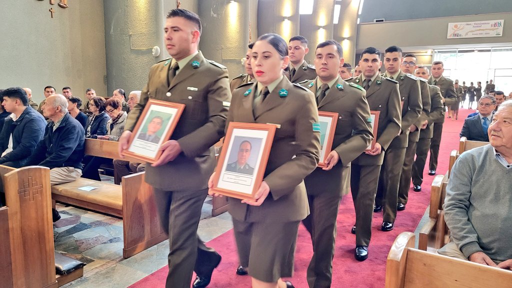 CarabNuble's tweet image. En este mes del 96° aniversario institucional,  recordamos a nuestros mártires con una liturgia en la Catedral de #Chillán, acompañados de sus familiares, donde honramos su memoria y su sacrificio en el cumplimiento del deber.
#OrdenyPatria