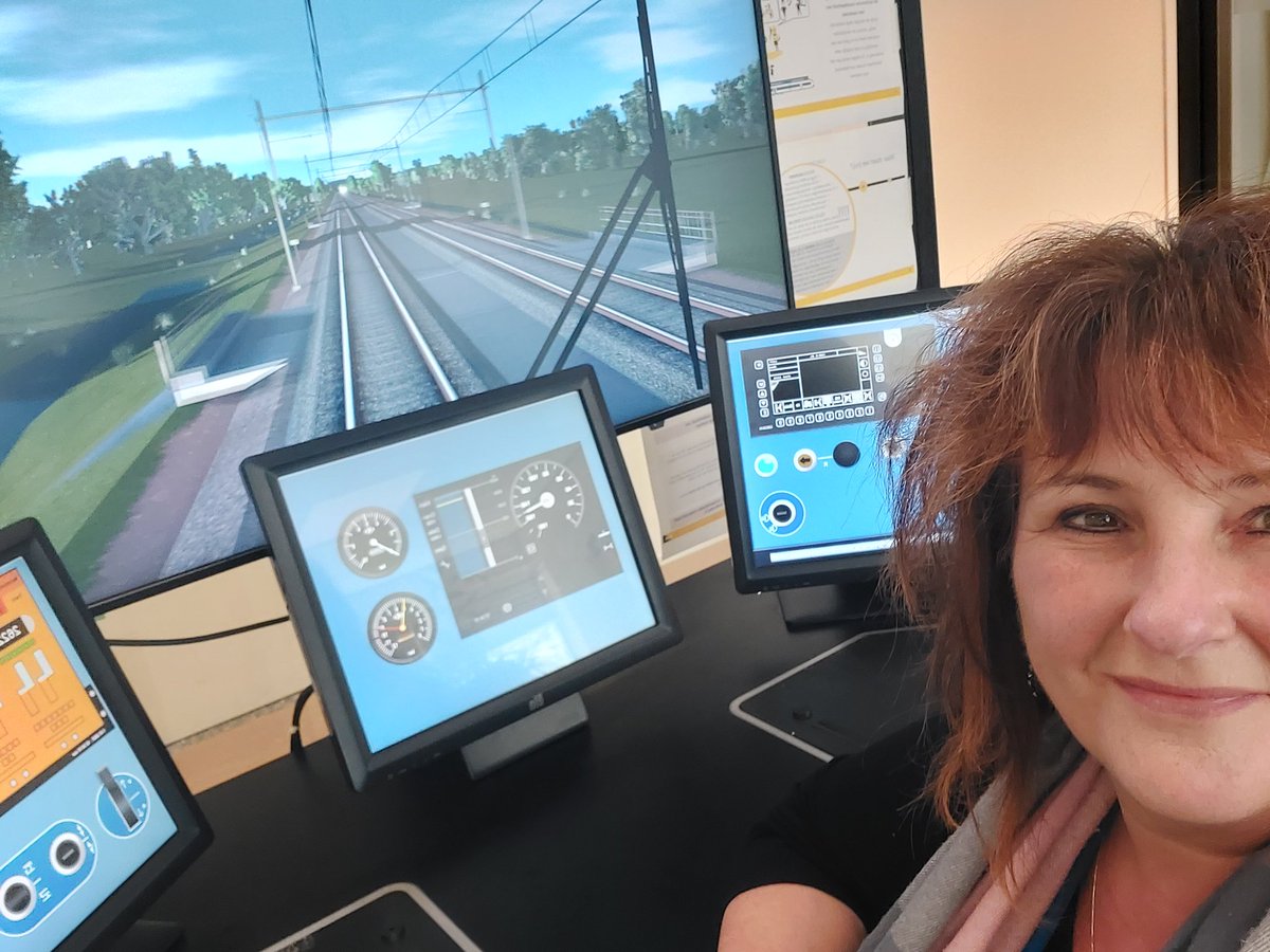 MissVisconti's tweet photo. Nou ja, dat wil je toch? Zelf #machinist zijn en een trein besturen? Maar ja, da magnie... hoera dus voor de #ns #treinsimulator, hoe leuk is dat! Zelfs het weer kan zomaar veranderen van zonnig naar bewolkt #netecht . En voor de kenners: welk #station rijd ik in? https://t.co/bLNcnR7Txv