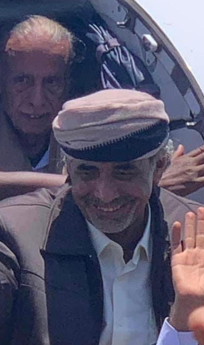 tarikyemen's tweet photo. في ثلاثة أيام متتالية، تحتفل عائلات الاسرى برؤية ابنائها بعد سنوات من الغياب.
نتابع في مجلس القيادة فرح العائلات في عدن والمخا ومارب وصنعاء، وكل مكان تحركت فيه طائرات الصليب الاحمر لاجل هذا الهدف الانساني.
ونشارك بقية العائلات امل اكتمال التبادل، الكل مقابل الكل.جمعتكم مباركة 🇾🇪 https://t.co/OyjHccvZzc