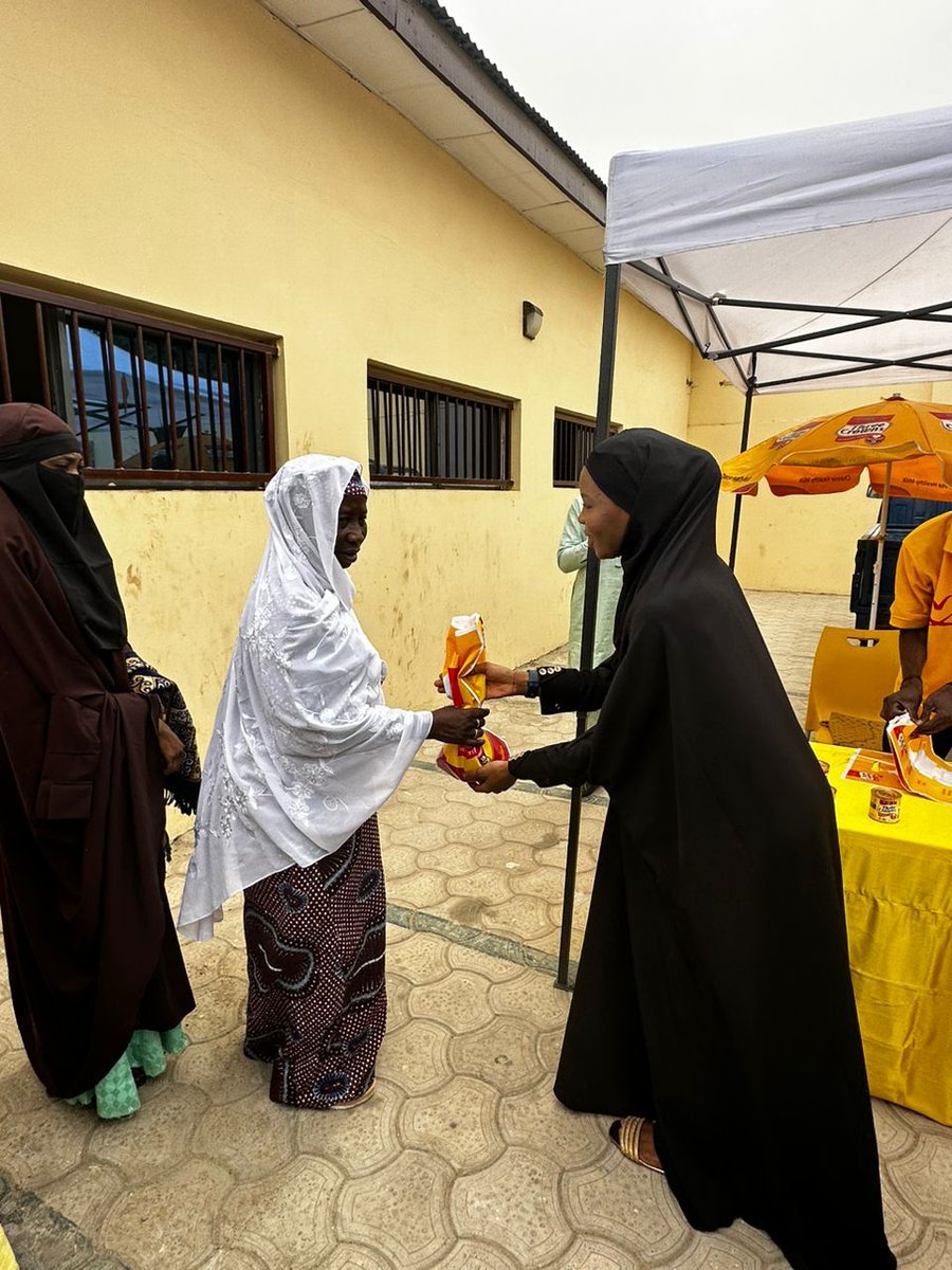 the_altcoinace's tweet photo. Today Amal Umar was at Giginyu Jumu'at Mosque, off Asmau Yakubu street by Gambo Lawal Giginyu Qtrs, Kano.

50 lucky people went home with Ramadan goodies bags, courtesy of @3crownsmilk.
#TCRamadan
#TreasureWithoutMeasure https://t.co/W3cvqudkHo