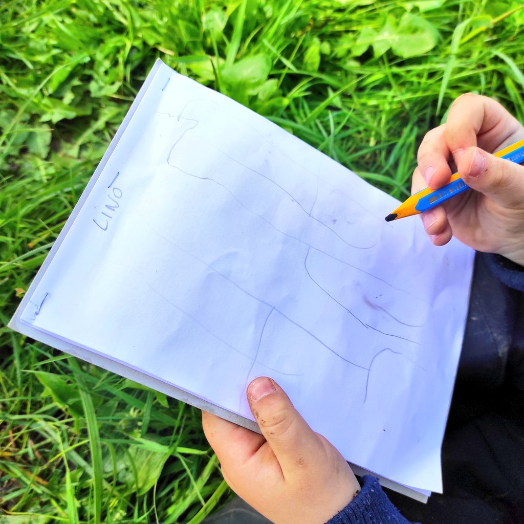 #dsden55 <a href="/DSDEN55/">DSDEN55</a> <a href="/daac_nancy_metz/">Sophie Renaudin #EAC #lecture #oral #territoires</a> A Pierrefitte sur Aire en Meuse, les TPS et PS font l'#ecoledudehors tous les vendredis matins ; appréhension sensorielle des espaces, activités plastiques... élèves et enseignantes conquis😀