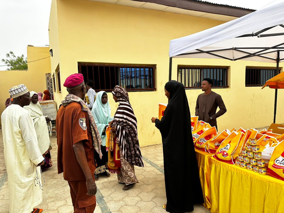 the_altcoinace's tweet photo. Today Amal Umar was at Giginyu Jumu'at Mosque, off Asmau Yakubu street by Gambo Lawal Giginyu Qtrs, Kano.

50 lucky people went home with Ramadan goodies bags, courtesy of @3crownsmilk.
#TCRamadan
#TreasureWithoutMeasure https://t.co/W3cvqudkHo