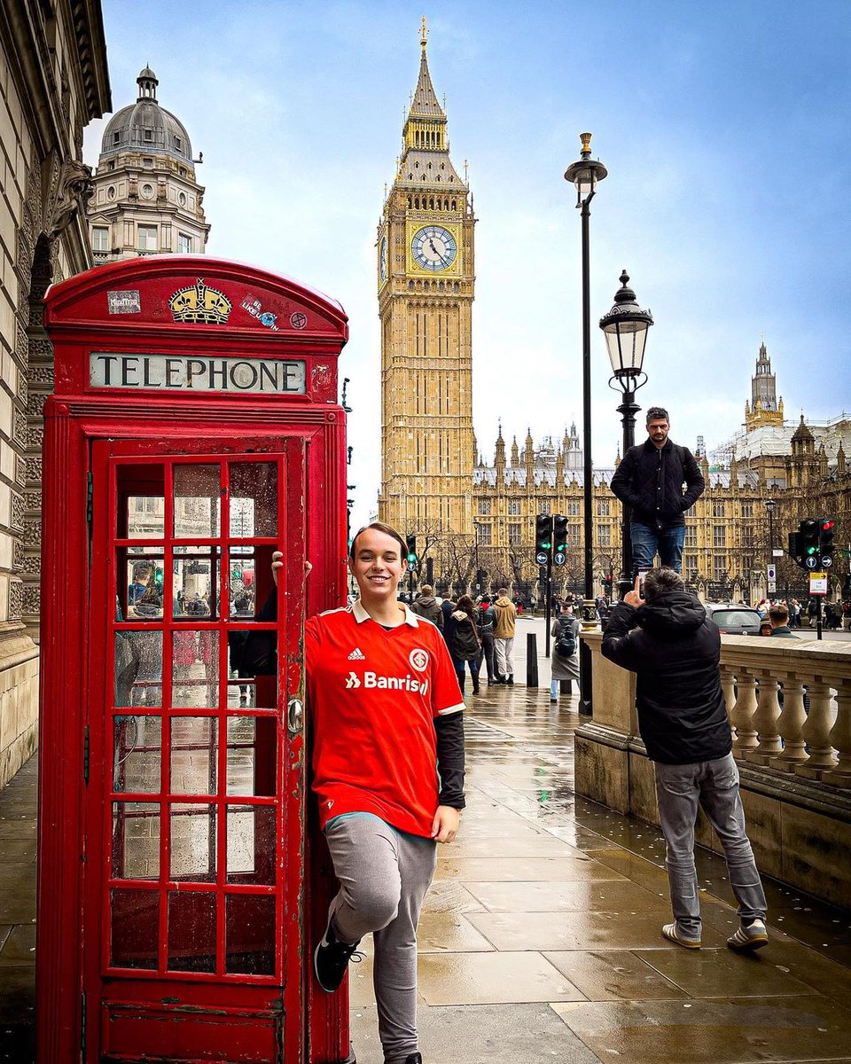 SCInternacional's tweet photo. É o 𝐈𝐧𝐭𝐞𝐫 na terra da 𝐑𝐚𝐢𝐧𝐡𝐚! 👑🇦🇹
O Bruno Broetto esteve na capital da Inglaterra e levou o Colorado junto. 😍🫶
Poste a sua foto com a #InterPeloMundo e apareça nas nossas redes também. ❤️ https://t.co/EmPdVAKAti