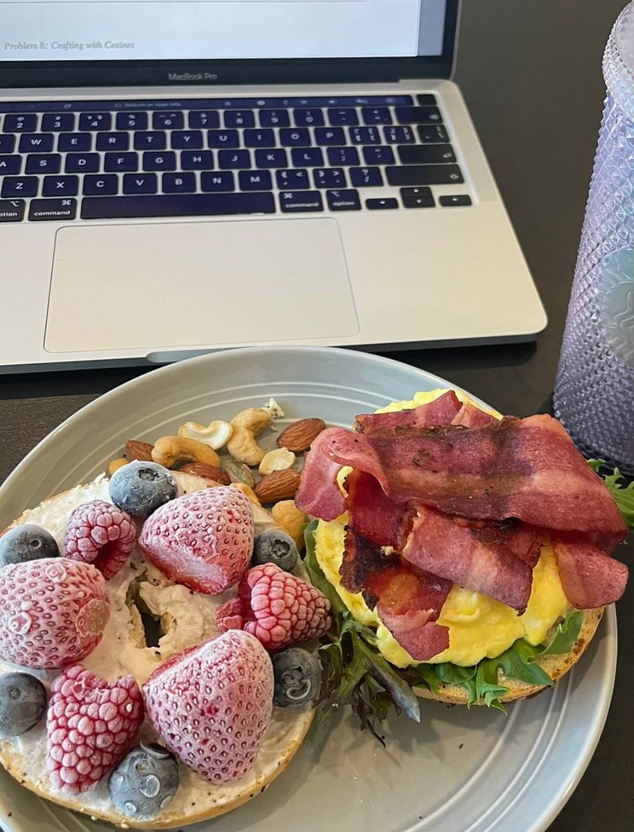 Just prepared a bagel yogurt bowl, frozen berries and nuts, for a fruit lover like me, I will not get tired of eating in the morning😁l also added some cocoa powder to the yogurt