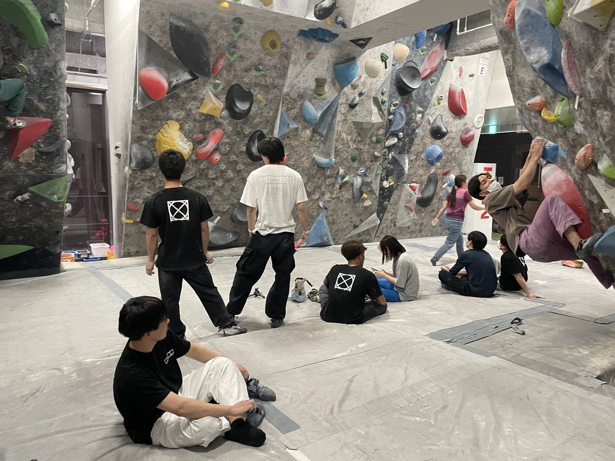 ou_dyno's tweet photo. 本日はグラビティリサーチ梅田で活動を行いました！
動画は2weeklyの課題をみんなでのんびり登っている様子です☺️
新入生も絶賛募集中なので、興味ある人は気軽にDMください！🙆‍♂️

#春から阪大 #阪大 #阪大サークル #大阪大学 #阪大サークル紹介 #ボルダリング #ボルダリングサークル #bouldering #dyno https://t.co/O1BzyGBoEQ