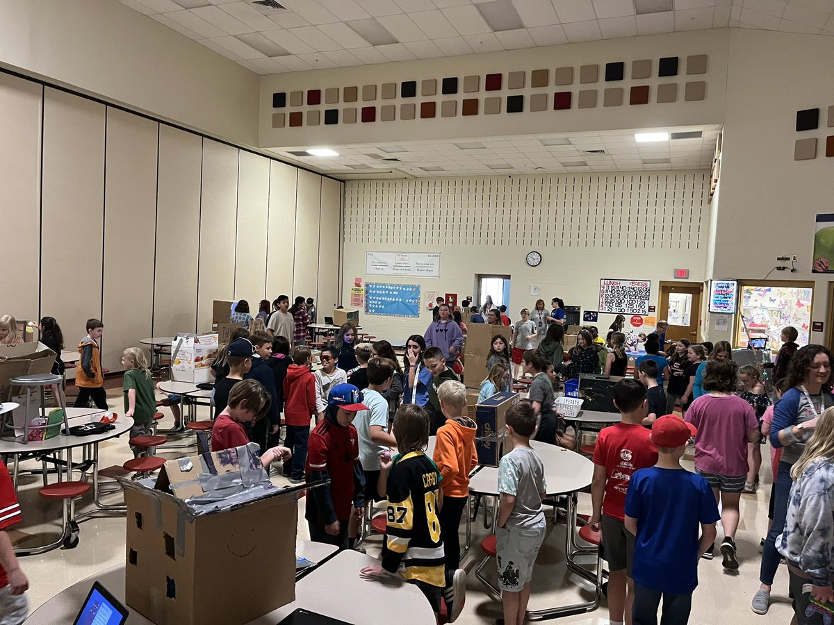 MrBarter's tweet photo. 5th graders made games and 1st and 2nd graders are playing them @BoganSchool #STEM https://t.co/EhTfJ0ovQT