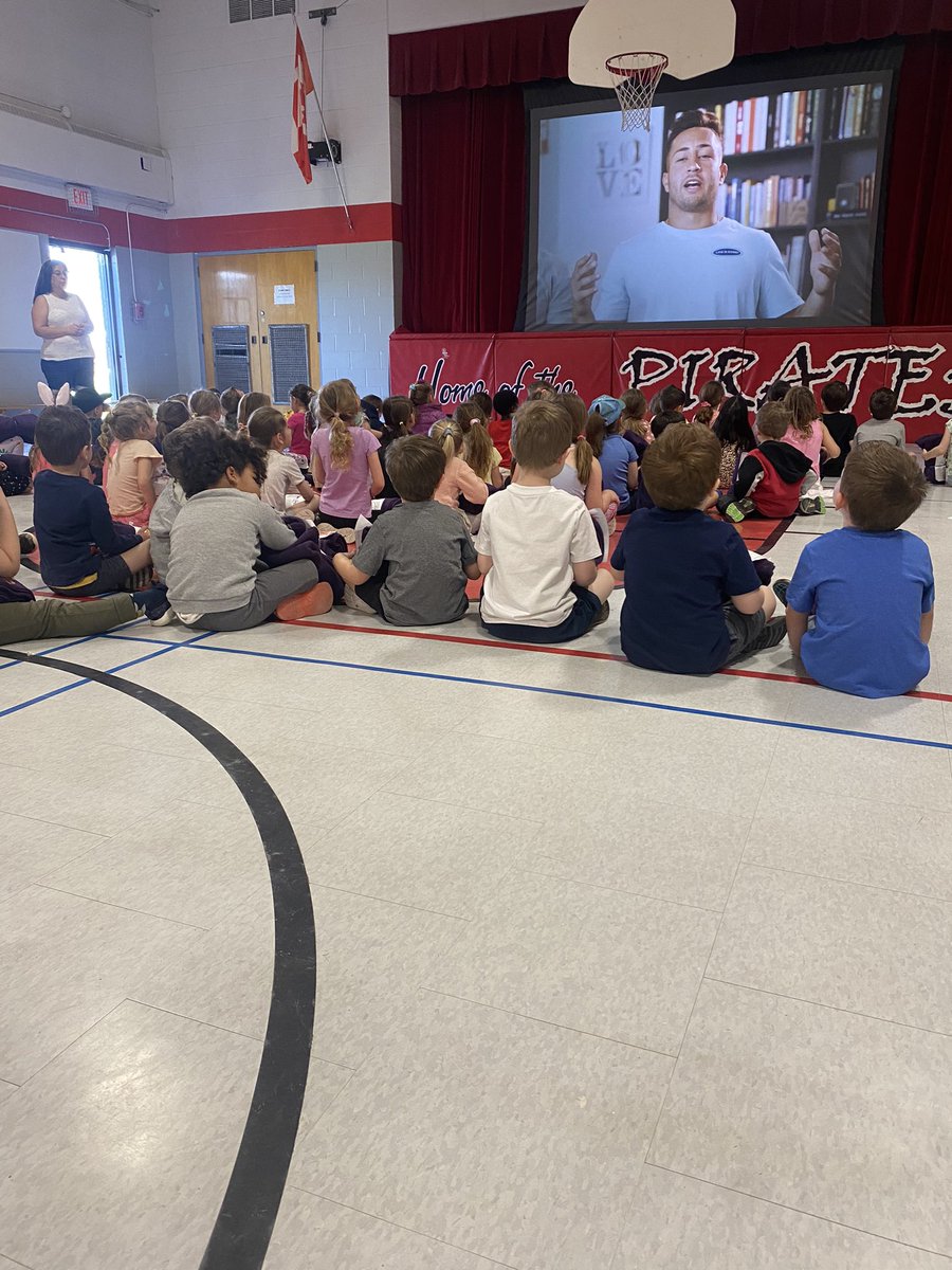 MrDeWolfesClass's tweet photo. #blanketsofhope initiative with all of the Kindergarten classes together! https://t.co/8yNaTSdocN