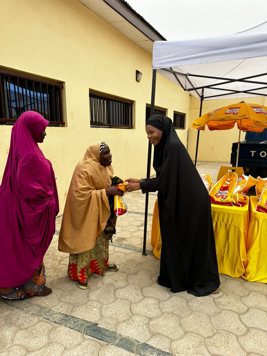 the_altcoinace's tweet photo. Today Amal Umar was at Giginyu Jumu'at Mosque, off Asmau Yakubu street by Gambo Lawal Giginyu Qtrs, Kano.

50 lucky people went home with Ramadan goodies bags, courtesy of @3crownsmilk.
#TCRamadan
#TreasureWithoutMeasure https://t.co/W3cvqudkHo