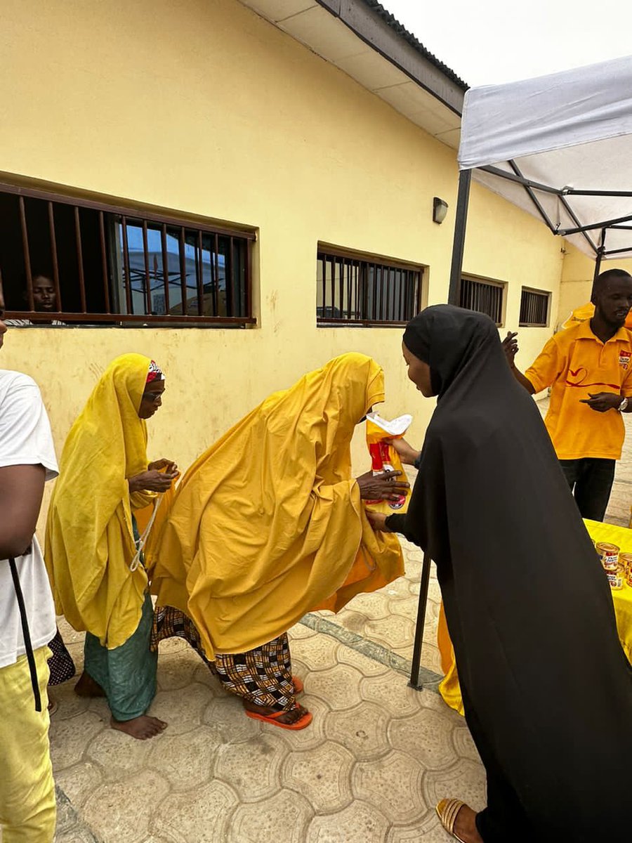 the_altcoinace's tweet photo. Today Amal Umar was at Giginyu Jumu'at Mosque, off Asmau Yakubu street by Gambo Lawal Giginyu Qtrs, Kano.

50 lucky people went home with Ramadan goodies bags, courtesy of @3crownsmilk.
#TCRamadan
#TreasureWithoutMeasure https://t.co/W3cvqudkHo