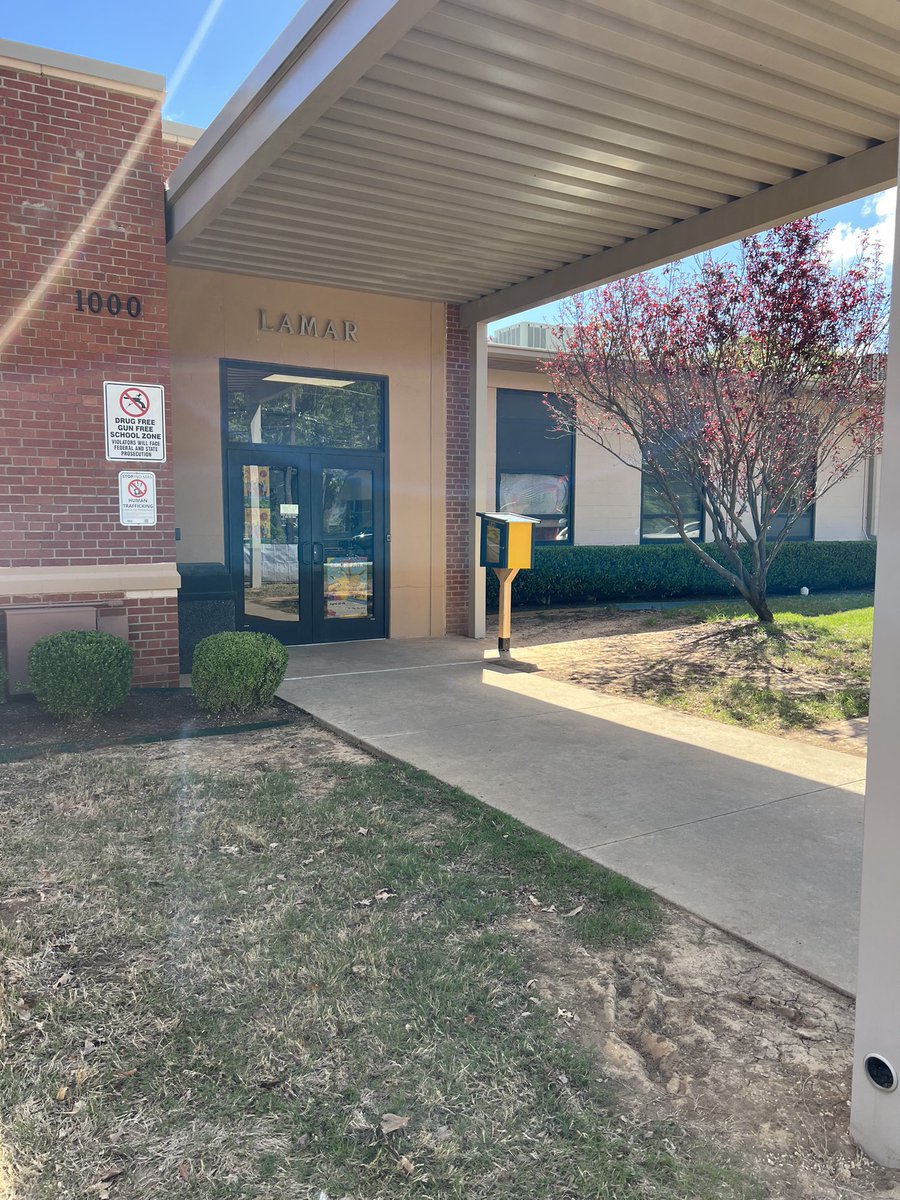 DISDlibraries_'s tweet photo. Jackets’ Little Libraries are popping up all over DISD campuses! Students, teachers, parents and community members are encouraged to join us! Donate new or used books to share with other readers or take a book to read on your own! #disdlibraries #growingreaders https://t.co/5N5i29x4lf
