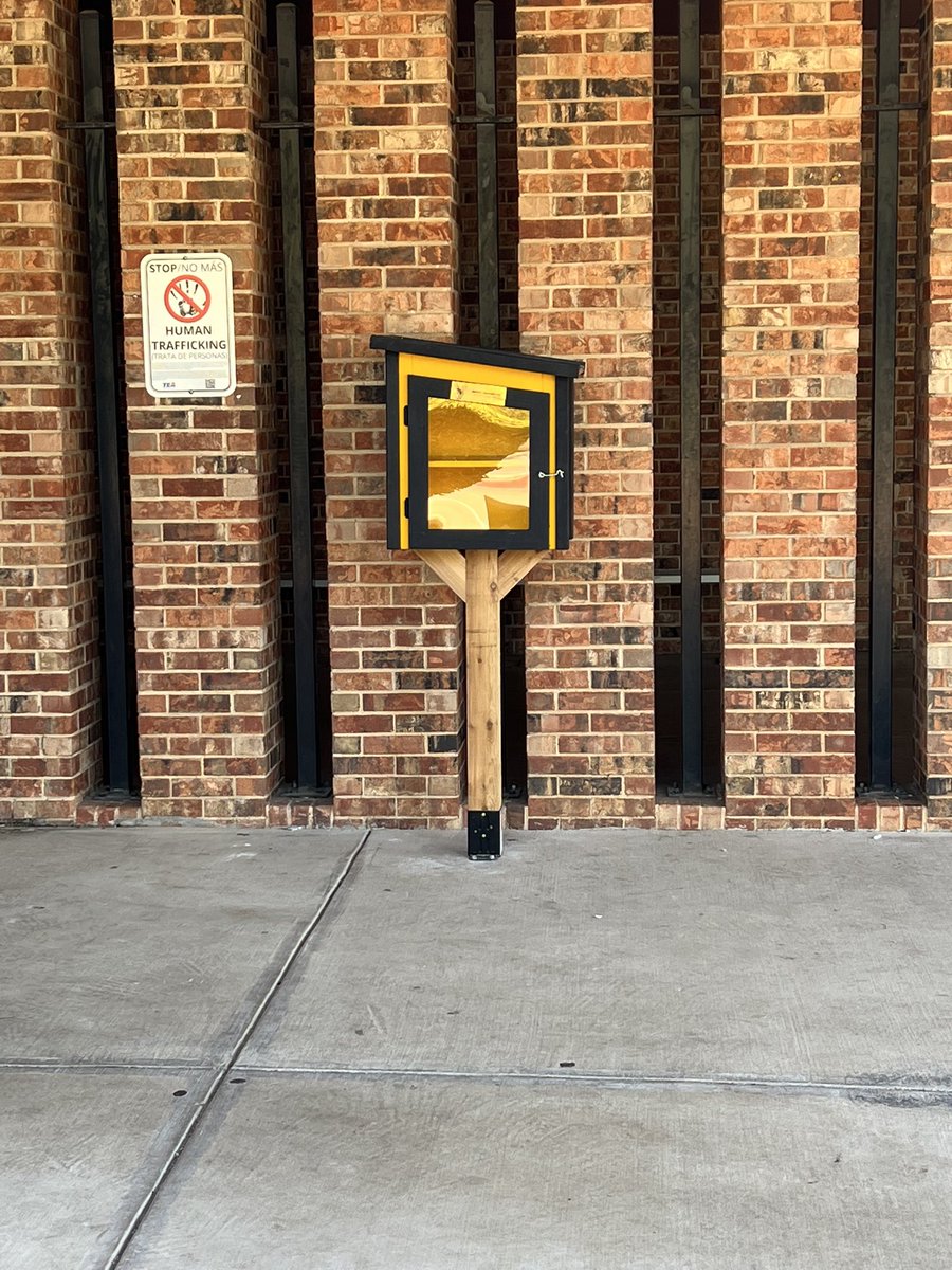 DISDlibraries_'s tweet photo. Jackets’ Little Libraries are popping up all over DISD campuses! Students, teachers, parents and community members are encouraged to join us! Donate new or used books to share with other readers or take a book to read on your own! #disdlibraries #growingreaders https://t.co/5N5i29x4lf