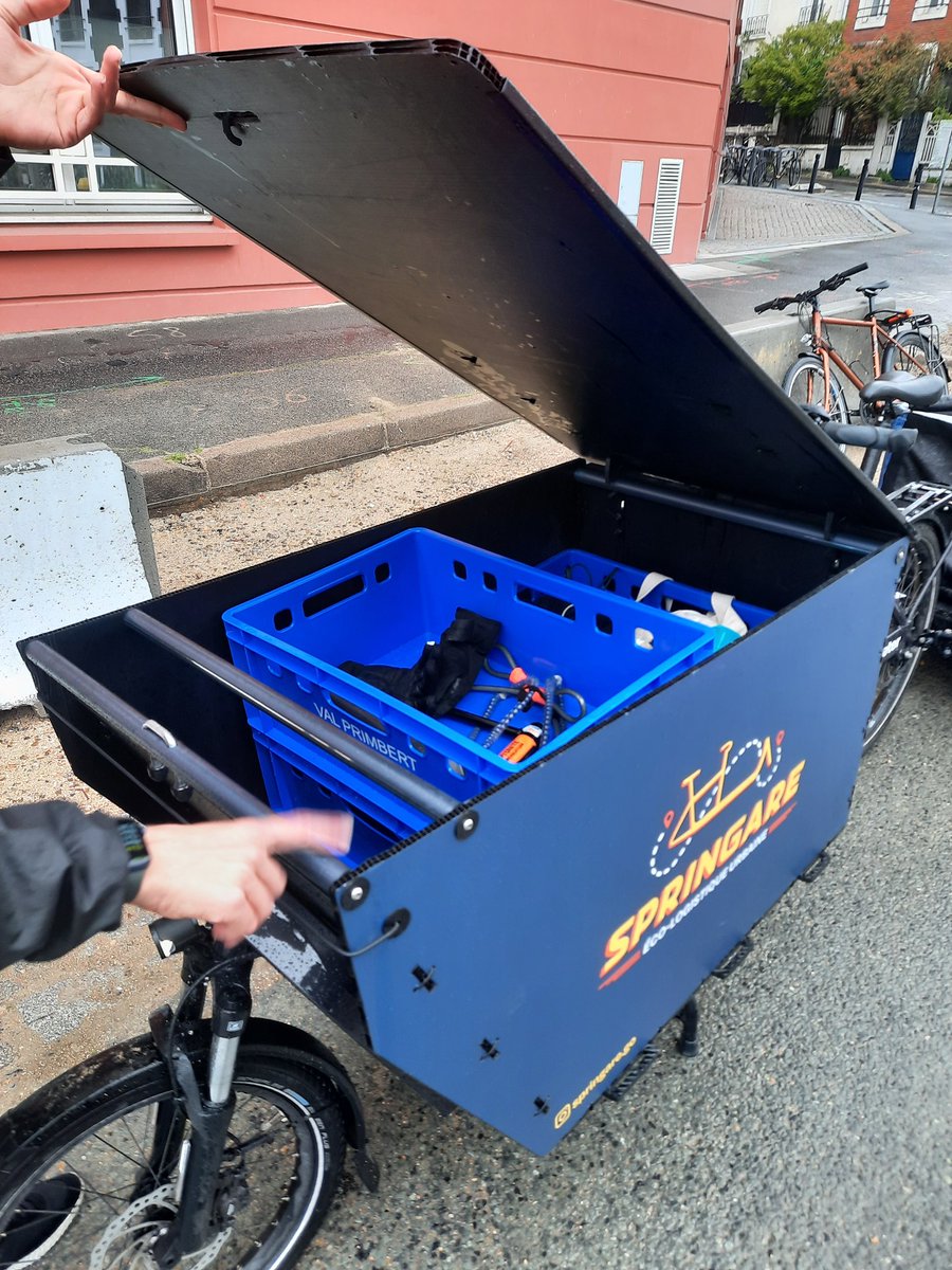 nassigny's tweet photo. Chouette discussion avec Sébastien, coursier livreur de fromage à Paris et sa petite couronne 

"Je livre un vingtaine de clients par jour (3 × 200 kg). Avant, notre client passait 2 jours en voiture pour faire le même travail - ajd, il est super satisfait et ne regrette rien " https://t.co/F18MEB889j