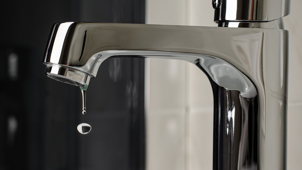 homesential's tweet photo. Have you ever wondered what causes a faucet to drip?
Find out in our new blog below:
https://t.co/QGEppgwenh
#HomeRepair #Homesential #TheMoreYouKnow https://t.co/ZIpTvIhwO2