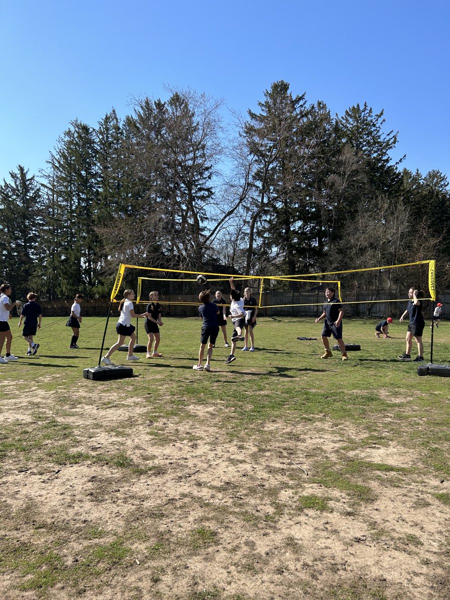 sciencecart's tweet photo. Beach ( grass) volleyball ☀️☀️☀️🏐⁦@StVincentOak⁩ https://t.co/OHCbnHjgM4