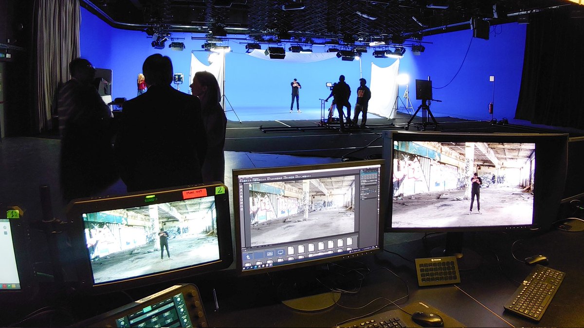 lavideoteca's tweet photo. Lo de fuera no es siempre lo mejor.
El pasado y el futuro de la #ProducciónVirtual se dan la mano en @MRFactory_VP
#virtualproduction #cromakey #photogrammetry #UnrealEngine https://t.co/E3i6JaMvbc