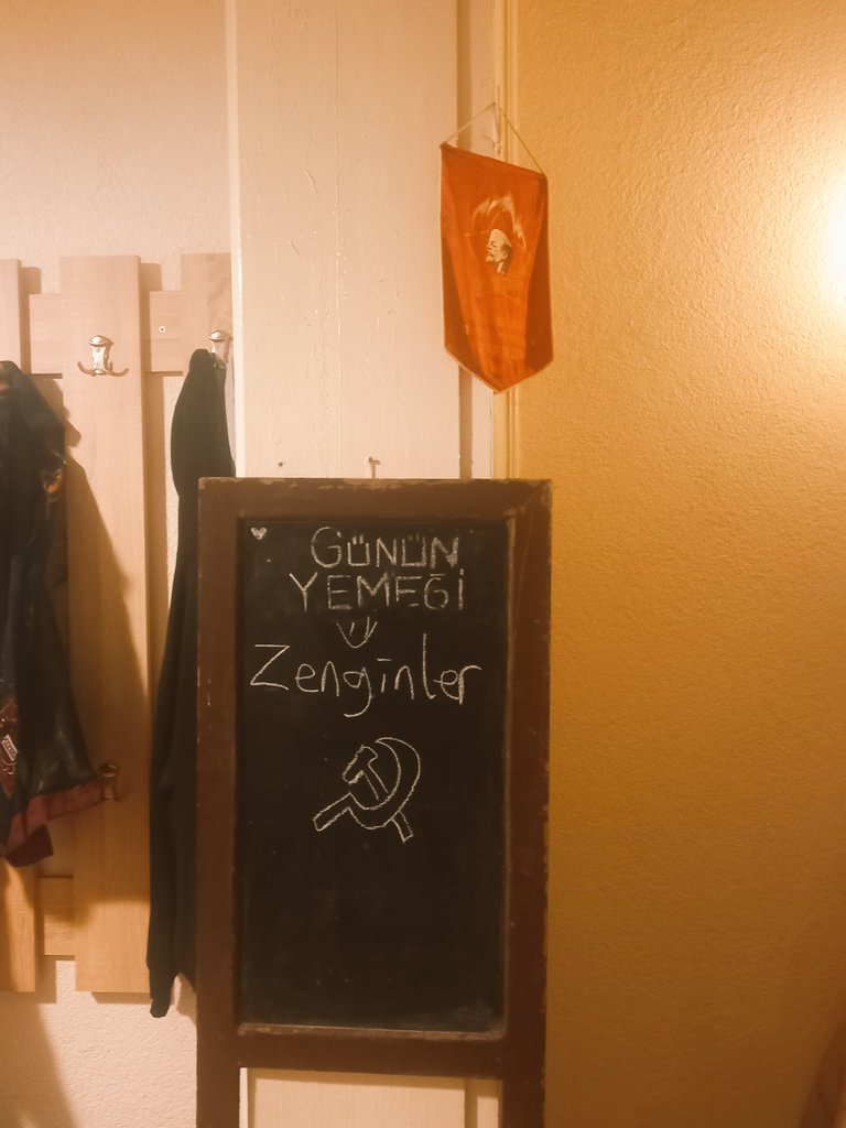 LaboransS's tweet photo. Bugün menüde burjuvazinin şarapları vardı.
Yarın bizzat kendileri olacak!

📸: @kivilcimkultur https://t.co/cxNEySawsO