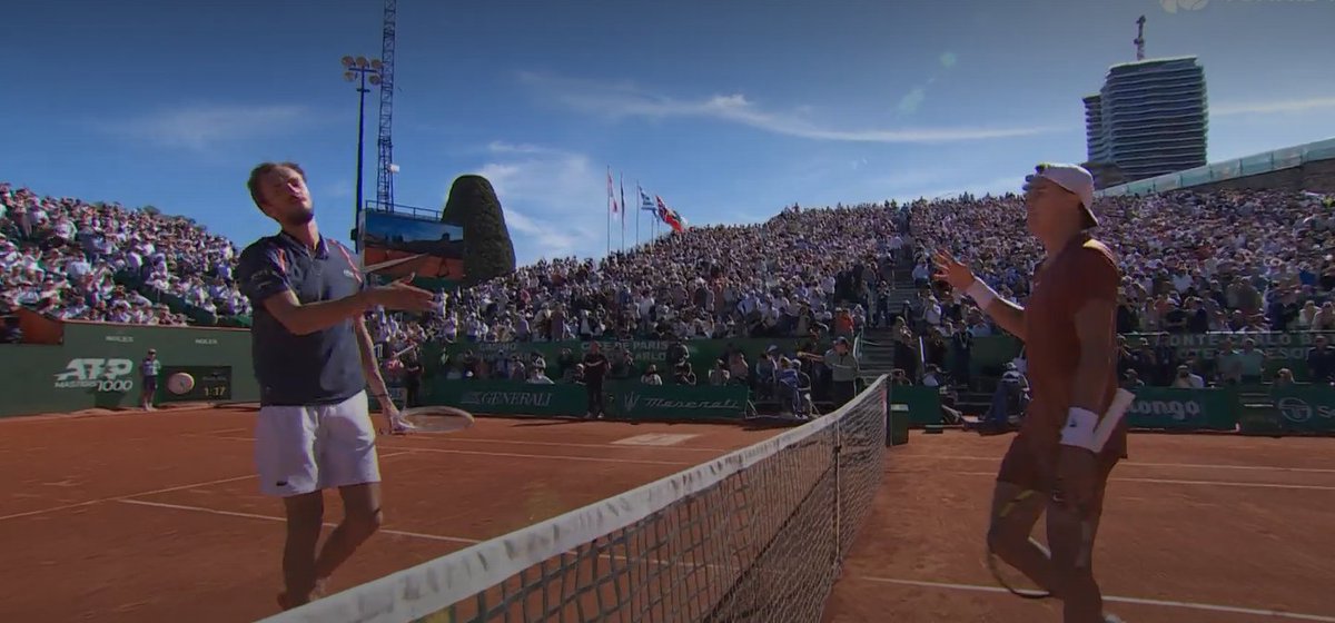 Daniil Medvedev imite la poignée de main glaciale d'Alexander Zverev la veille et chambre l'Allemand, qui a évoqué son manque de fair-play hier, en félicitant Holger Rune au filet : "Bien joué, mec. C'est injuste, tu joues trop bien. Tu n'es pas fair-play !"