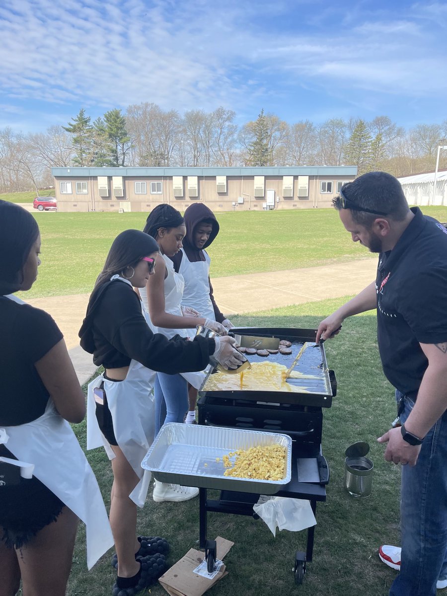 KefferPrincipal's tweet photo. Senior Breakfast! ⁦@RPS205⁩ https://t.co/ssdyeeRpn0