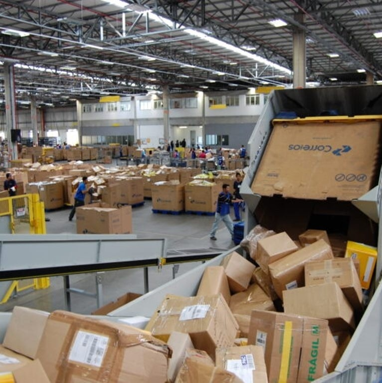 flaviofachel's tweet image. E o povo vai se dando conta de que há um imposto de importação de 60% que não existe em outros países. Ele serve pra segurar seu dinheiro no Brasil, ao invés de ele ir pro exterior. O problema é que ficamos sem produtos avançados, já que a nossa indústria é fraca. #Importados