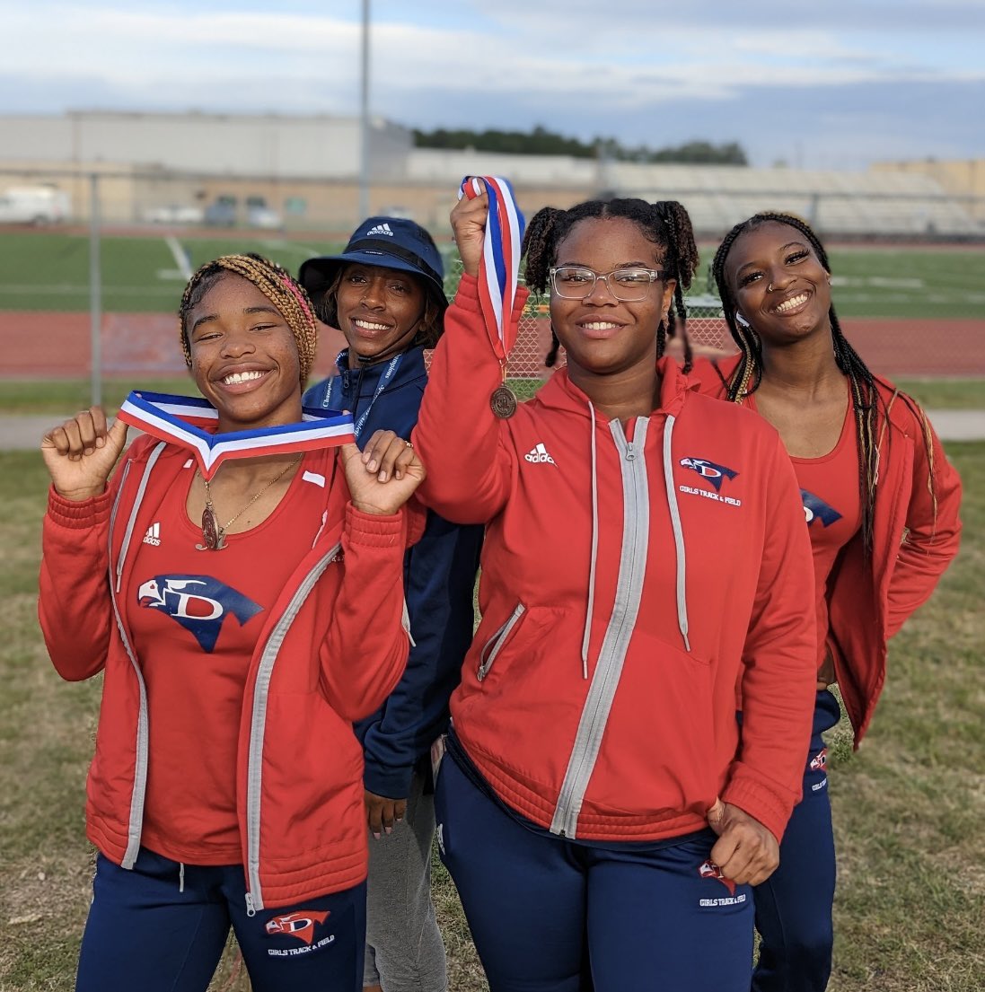 Davis9_AISD's tweet photo. 📣Huge shout out to our Lady Falcons for moving on to Area Meet!! Congrats Coach McGrew!  #FalconProud 🔴⚪️🔵

Adrien Clark - 3rd place in Triple Jump
Ocean Scott - 4th place in Shot Put
Celeste Kyle - 100 &amp; 300m hurdle finalist https://t.co/ZVu71HynTB