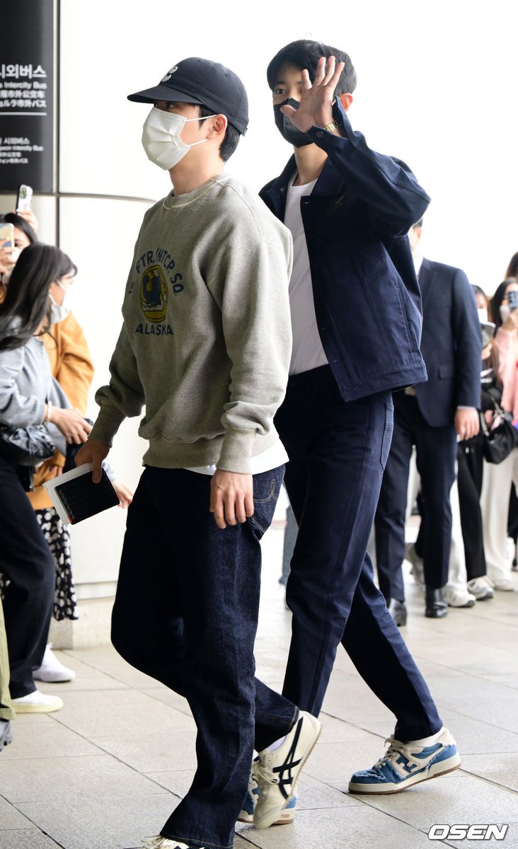 PyrokinesisBR's tweet photo. [#NEWSPIC] 14.04.23 Chanyeol e D.O. no aeroporto de Gimpo.

#CHANYEOL #찬열 #EXO #엑소 @weareoneEXO https://t.co/S7vjVXmNL5