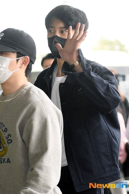 PyrokinesisBR's tweet photo. [#NEWSPIC] 14.04.23 Chanyeol e D.O. no aeroporto de Gimpo.

#CHANYEOL #찬열 #EXO #엑소 @weareoneEXO https://t.co/S7vjVXmNL5