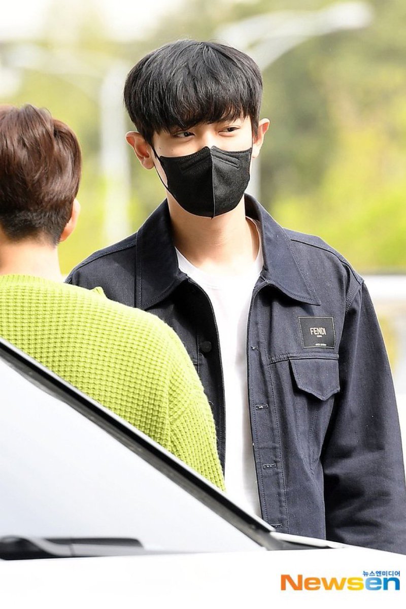 PyrokinesisBR's tweet photo. [#NEWSPIC] 14.04.23 EXO no aeroporto de Gimpo.

#CHANYEOL #찬열 #EXO #엑소 @weareoneEXO https://t.co/OgCvMHHjcK