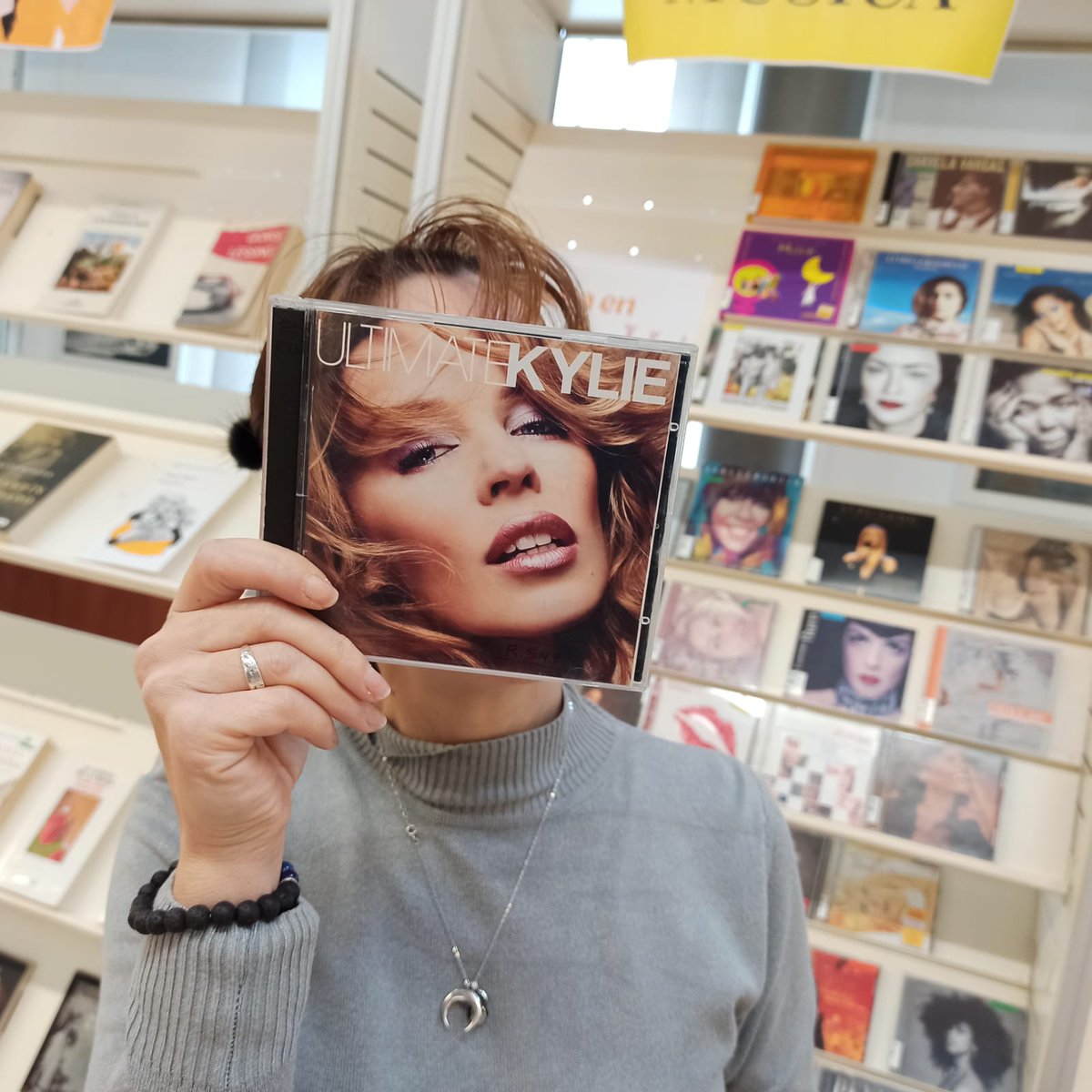 bibriosegura's tweet photo. 👉🎵#CDFace: La cantante australiana de música pop y disco @kylieminogue nos visita para ponerle #música a este viernes, ¿con cuál de sus éxitos nos sorprenderá? 😃Ven y sé el primero en enterarte:
#NiMudaNiSorda #NosGustaLaMúsica
🔸 @AytoMurcia
🔸 @redbibliotecarm
🔸 @RMBM17 https://t.co/aI8g2JUwpf