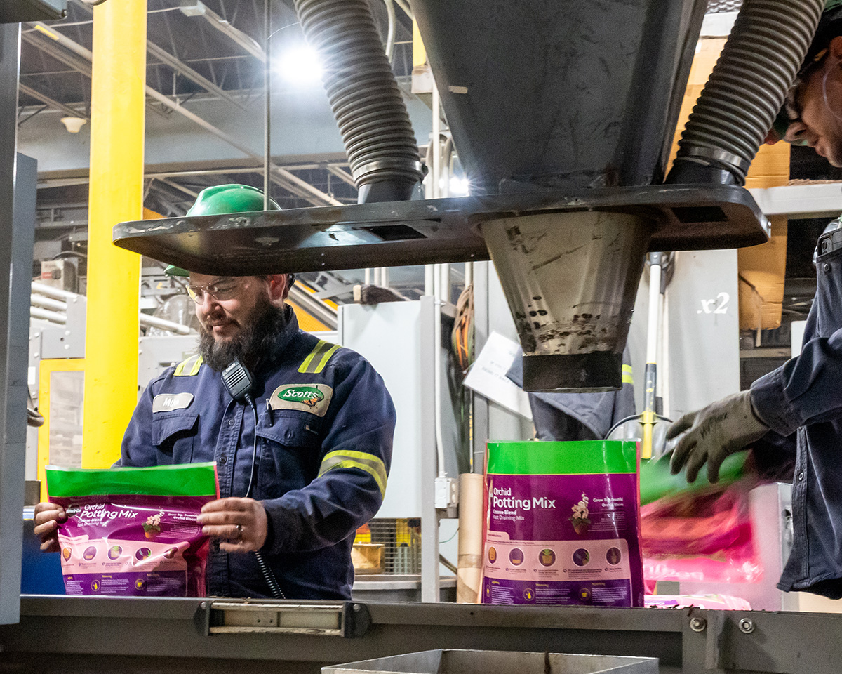 Scotts_MGro's tweet photo. It’s #NationalGardeningDay, and it’s National Lawn and Garden Month! Our associates get a lot of lawn and garden questions. If you don’t know an associate though, we suggest visiting our brand website. They’re a great resource for your projects! #GroMoreGood https://t.co/s8X4439jHc