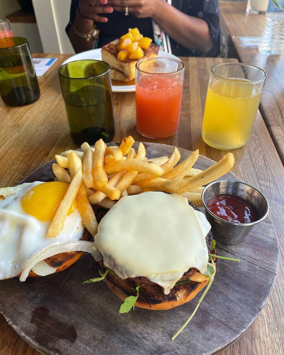 brunch burgers + mimosas = how we Friday 🍳🍔🥂🍊 // brunch with us every Friday starting at 11am!

📸: @bennywickd
