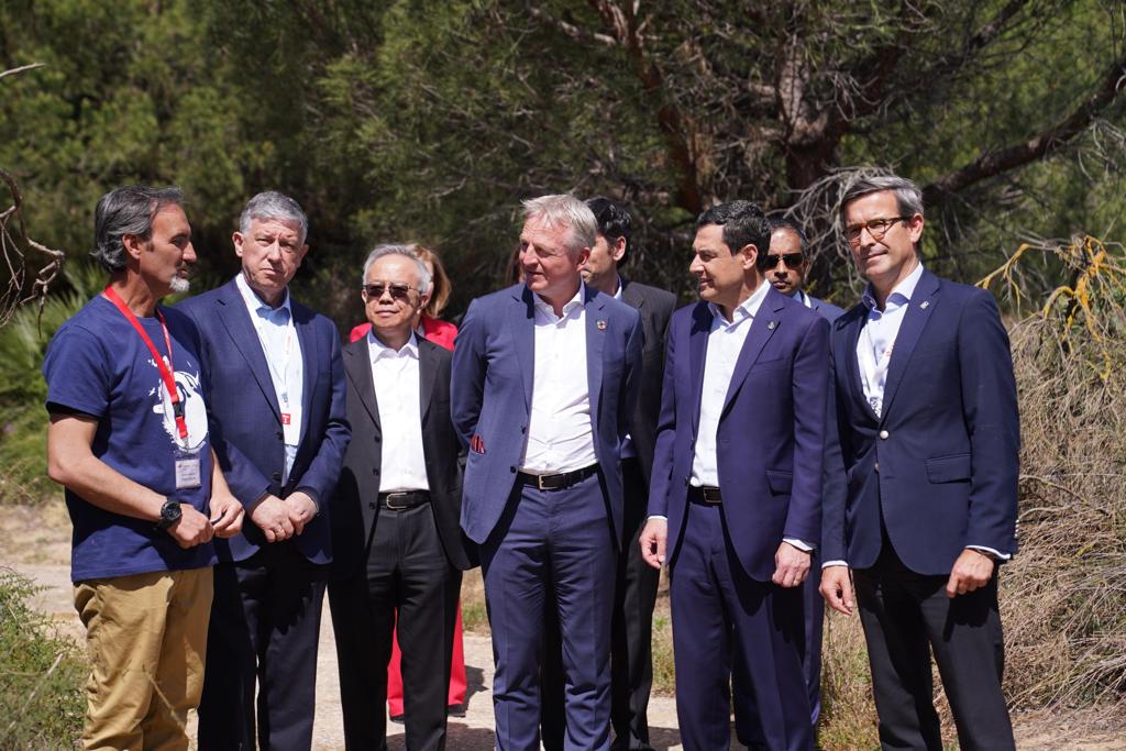 ParadelaJSr's tweet photo. La alianza de @Cepsa y #BioOils @apicalgroup para construir en #Huelva la mayor planta de biocombustibles de segunda generación del sur de Europa, con 1.000 M€ de inversión y 2.000 empleos, afianza la apuesta de Andalucía y del presidente @JuanMa_Moreno por la economía verde. https://t.co/f831QcfgiP