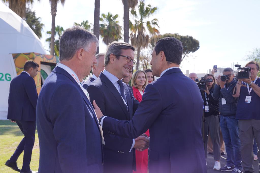 ParadelaJSr's tweet photo. La alianza de @Cepsa y #BioOils @apicalgroup para construir en #Huelva la mayor planta de biocombustibles de segunda generación del sur de Europa, con 1.000 M€ de inversión y 2.000 empleos, afianza la apuesta de Andalucía y del presidente @JuanMa_Moreno por la economía verde. https://t.co/f831QcfgiP