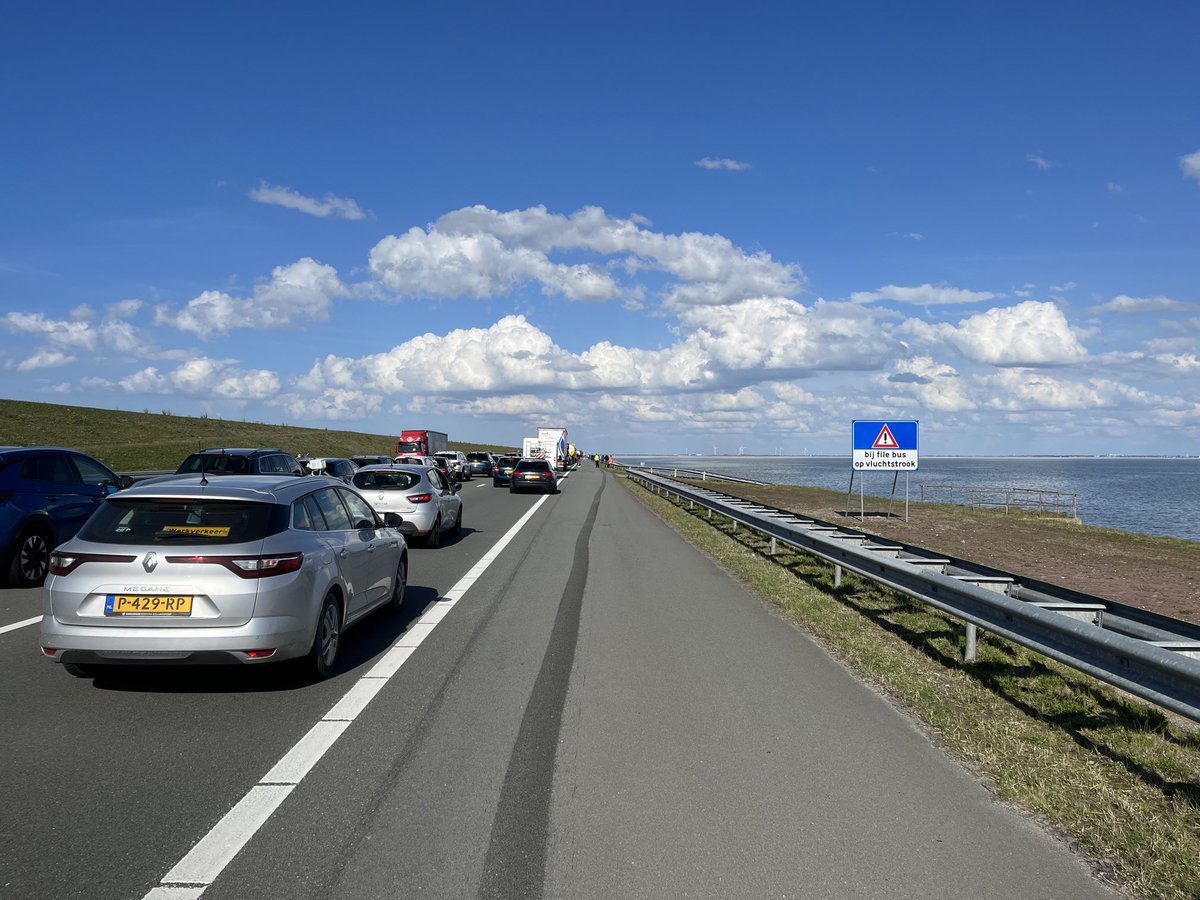 1 dag mooi weer en de de brug #afsluitdijk is weer in de war: ⁦<a href="/Rijkswaterstaat/">Rijkswaterstaat</a>⁩ wanneer gaan jullie dit oplossen???? Of staat dit gepland aan het eind van jullie ‘fantastische’ herstelplan?