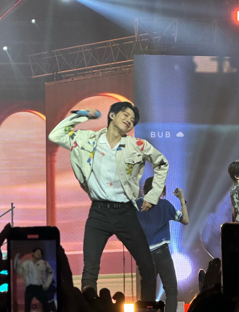 agustbhie's tweet photo. CAME OUT JUNKYU BIASED 😭 He’s so cute and sings so good! 🤍 #TREASURE_HELLOinManila #HELLO_IN_MANILA #TREASUREinMNL https://t.co/sUvcVA768m