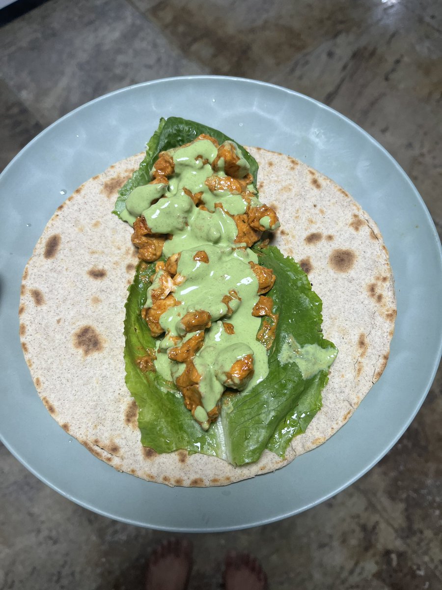 Imma tell you how I make this IG reel inspired garlicky chicken wrap: 

350 kcal: 37P 28C 8F