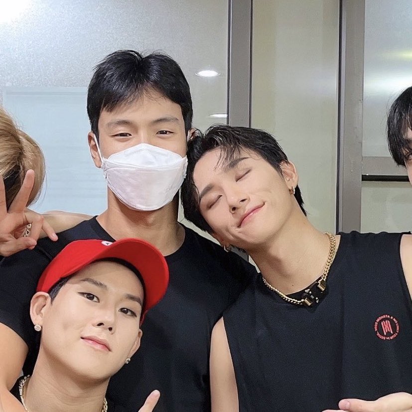 maybthrowaway's tweet photo. 아기 보조개 그대로야 https://t.co/CmODavsttd