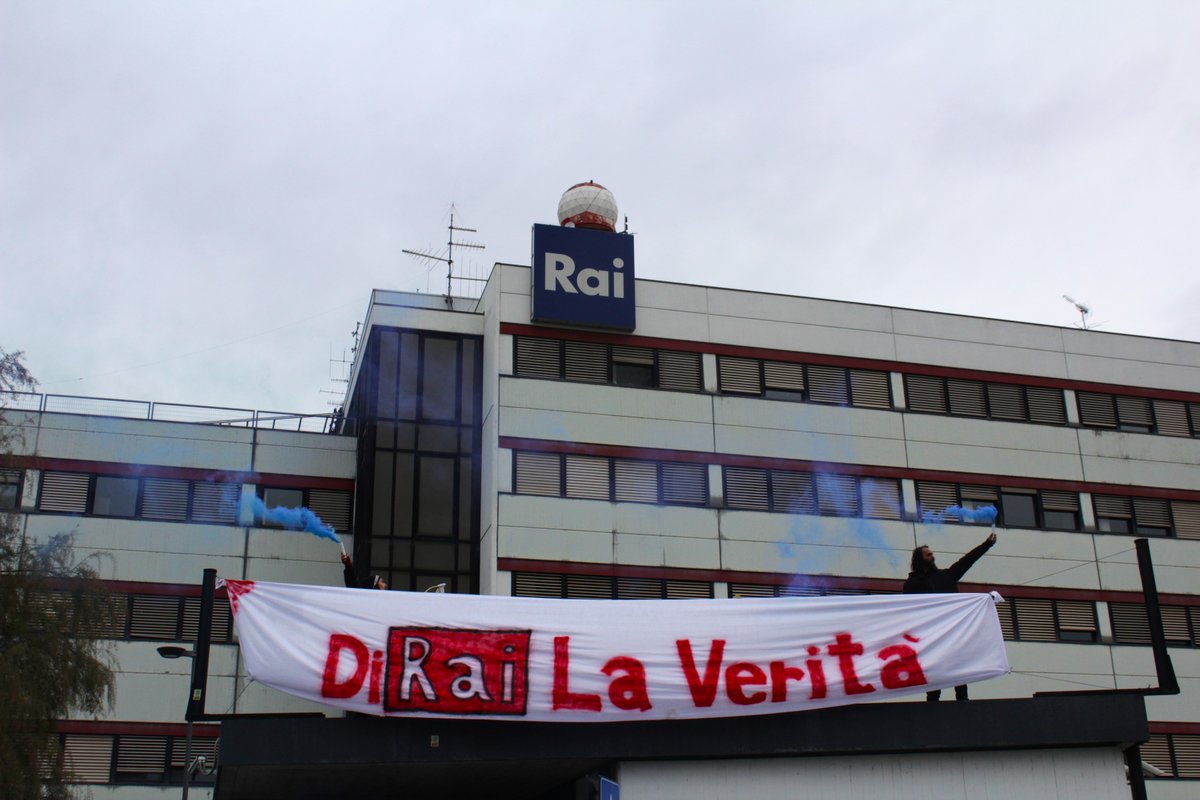 XrItaly's tweet photo. #XRBologna ha svolto oggi un'azione all'esterno della sede RAI.
La richiesta è quella di dire la verità sull'#EmergenzaClimatica e fermare la pubblicità dell'industria fossile.
Basta #ENI, basta #Greenwashing.
#RAI, #diRAI la verità?
@RaiUno @RaiDue @RaiTre @RaiNews @RRainews24 https://t.co/MFsclamfao