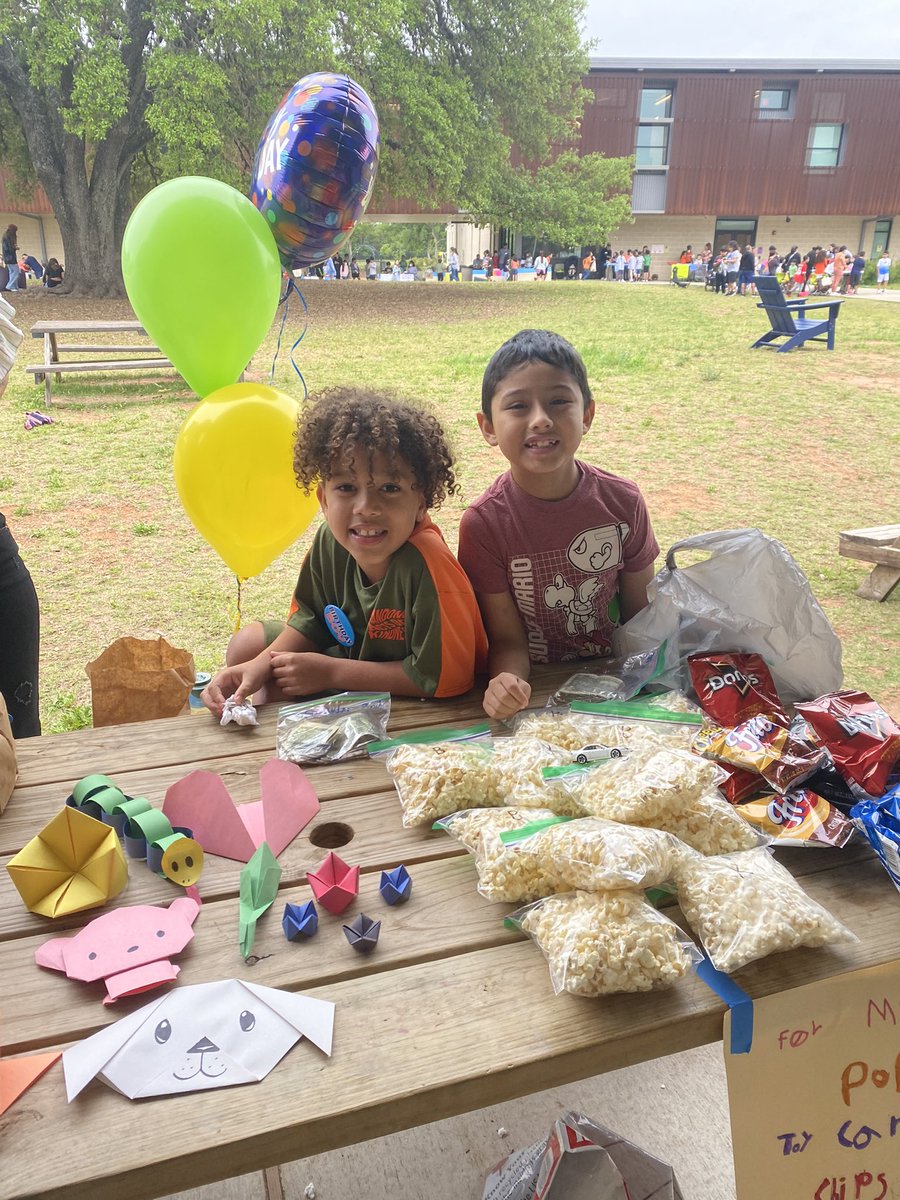 marisol_rosser's tweet photo. Market Day is in full swing!! Our second graders created items and are selling them to the campus. 🍩🍿🎈 https://t.co/9jNPfd23Ir