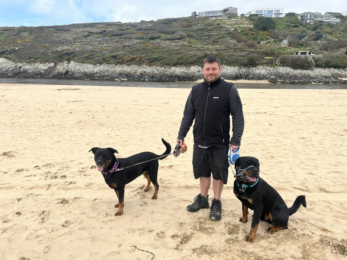 K9Caravanning's tweet image. Made it to Crantock. Been on the beach, now sat in the bar drinking doom bar 🤮 as can’t get into the caravan till 4