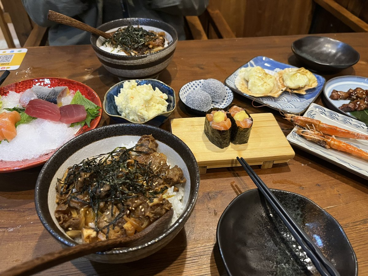 cc5481402048321's tweet photo. 吉大朝阳校区边上的日料店不少，但都挺一般，这家环境算是有特色的，主要是有可爱的猫猫，而且好亲人，直接跳到我腿上让我摸（ps：猫猫叫香香，居然是小母猫？） https://t.co/8USLGv75me