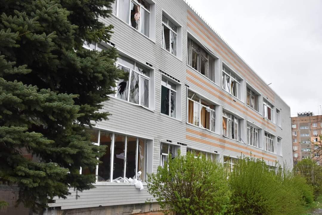 Kramatorsk_Post's tweet photo. #Russia shelled #Kramatorsk. A garage cooperative destroyed, the glazing of an educational institution and several apartment buildings damaged. No casualties reported so far.
#StopRussia #RussiaIsATerroristState #Ukraine️ https://t.co/V3bmVLUPyD