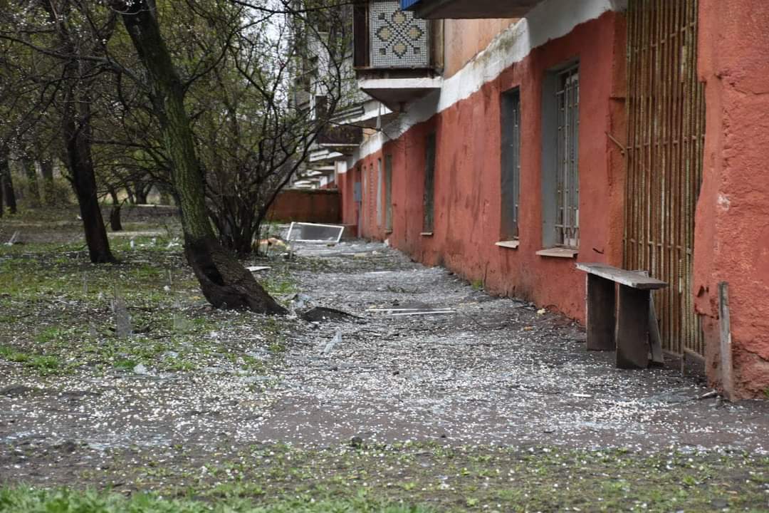 Kramatorsk_Post's tweet photo. #Russia shelled #Kramatorsk. A garage cooperative destroyed, the glazing of an educational institution and several apartment buildings damaged. No casualties reported so far.
#StopRussia #RussiaIsATerroristState #Ukraine️ https://t.co/V3bmVLUPyD