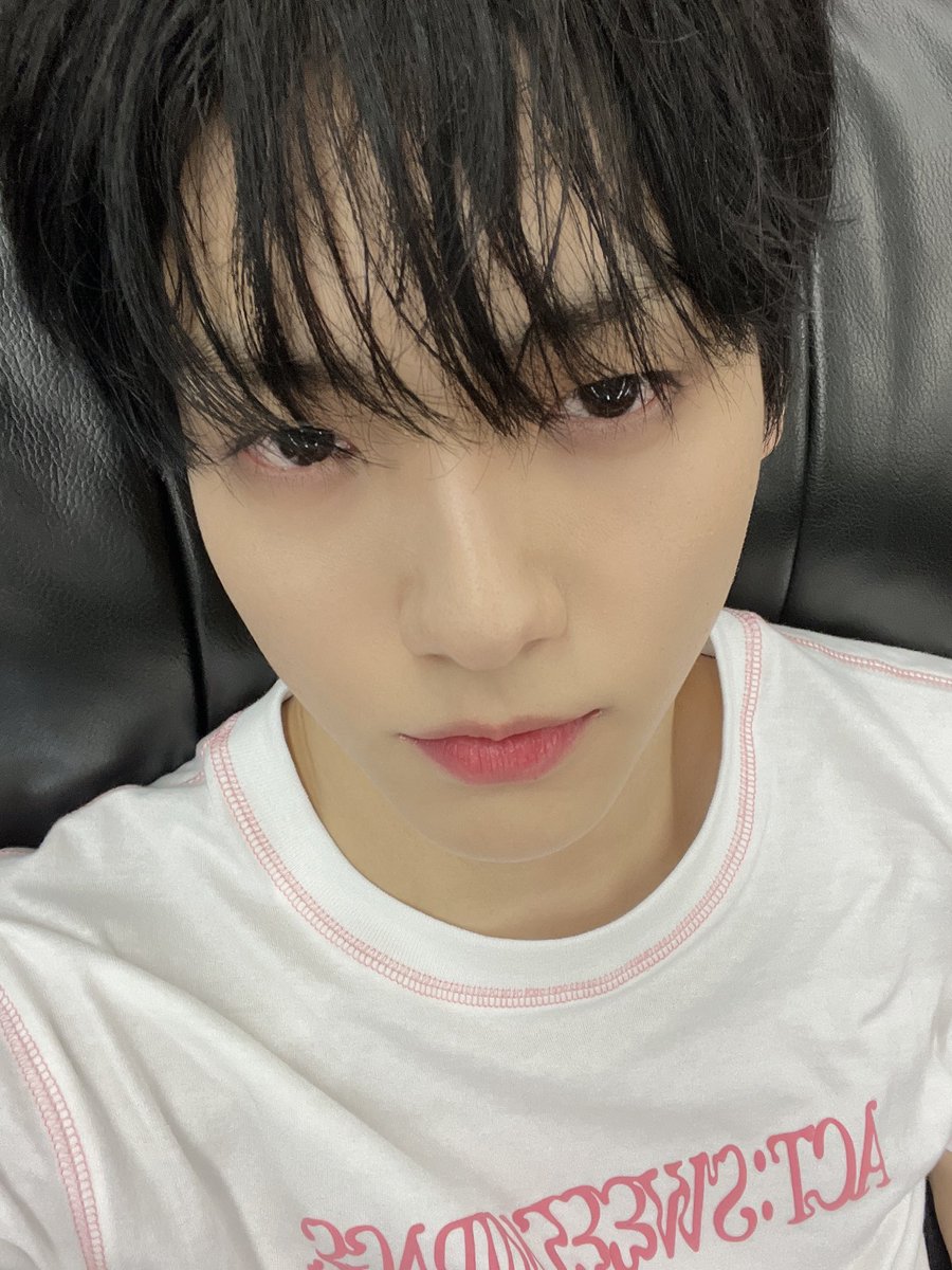 luvsbinn_'s tweet photo. I'll nom his ding-dong nose 🫶🏻😭😭 https://t.co/uFRVh42peQ