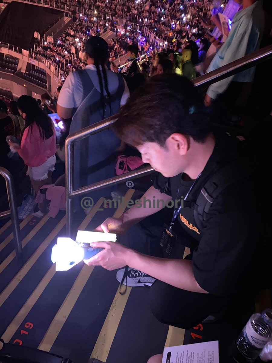 Appreciation post for YG Staff helping me and my friend updating the teulight.Thinking it’s already updated but it’s red, so it’s not.This gentleman approached me and told me “it is not updated”. So I gave him my teulight and phone then got it updated. Thank you so much.😭