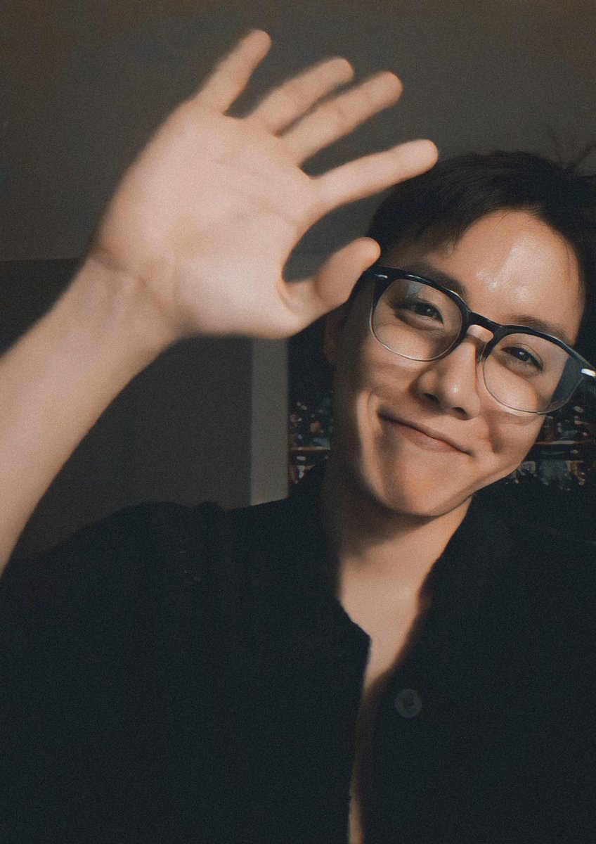 taebokkiii's tweet photo. Noo please don't take our sunshine hobi away 🥹😭 https://t.co/TqKwnbWqFf