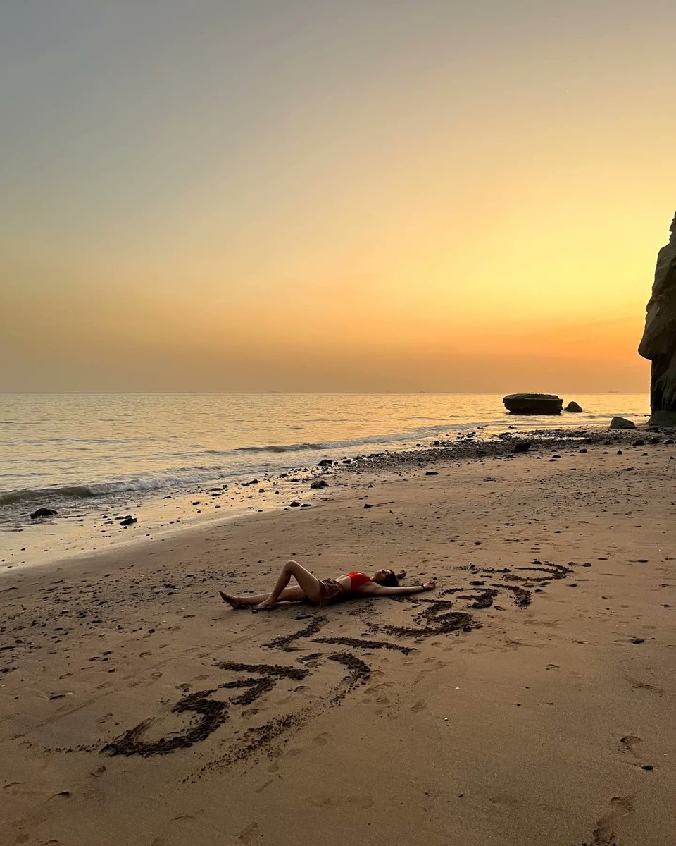 Bijan63's tweet photo. #Iran:

“Vrouw, leven, vrijheid”, is geschreven op het zand!

Groet van een Iraanse vrouw uit de Perzische Golf ❤️
#WomanLifeFreedom #IranRevoIution https://t.co/Cr6r6QZGQJ