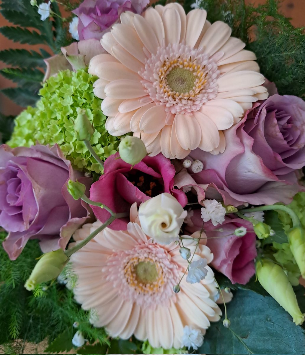 Uudet työkaverit "hemmottelivat" kukkasilla. Etuoikeus saada tehdä merkityksellistä työtä heidän kanssaan. Mahtavaa ja ammattitaitoista porukkaa. <a href="/KAO_twiittaa/">Kainuun ammattiopisto KAO</a> ja #Kajaaninlukio